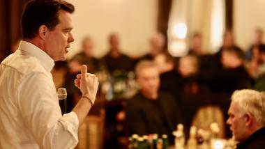 Gero Hocker bei den Landwirten in Asendorf.